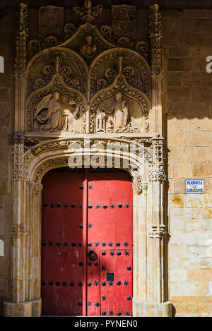 L'église de San Benito est un temple catholique gothique situé dans la ville de Salamanque, Castille et Leon, Espagne, Europe Banque D'Images