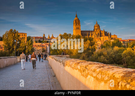 Pont romain sur la rivière Tormes, à l'arrière-plan, la vieille ville de Salamanque au coucher du soleil. Salamanque, Castille et Leon, Espagne, Europe Banque D'Images