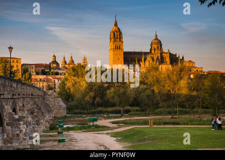 Pont romain sur la rivière Tormes, à l'arrière-plan, la vieille ville de Salamanque au coucher du soleil. Salamanque, Castille et Leon, Espagne, Europe Banque D'Images