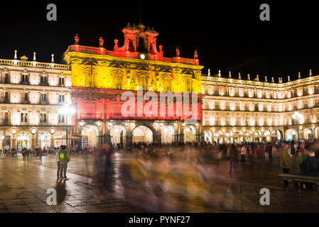 L'hôtel de ville illuminé par les couleurs du drapeau de l'Espagne. La Plaza Mayor, la place principale, à Salamanque, a été construit dans le style traditionnel espagnol baroq coiffeuse Banque D'Images