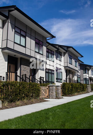 Nouvelle maison complexe. Tout nouveau juste après la construction de maisons sur le marché de l'immobilier Banque D'Images