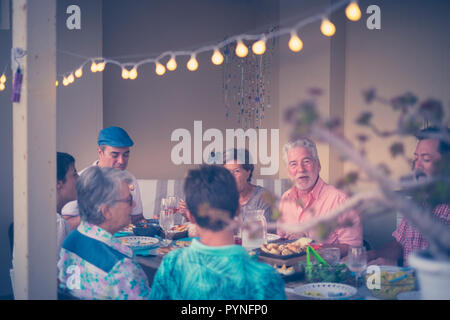 Groupe de personnes salle de concert à la maison sur la terrasse piscine s'amuser et sourire. friednship amis et événement. Les hommes et les femmes de race blanche avec diffèrent Banque D'Images