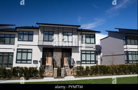 Façade extérieure d'une rangée de maisons urbaines modernes colorés.toute nouvelle construction maisons juste après sur le marché de l'immobilier Banque D'Images