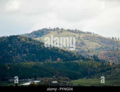 Ladnscape de Slovaquie - prairies vertes et les champs et les montagnes Banque D'Images