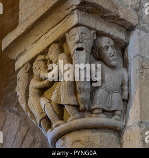 Anzy-le-Duc, France - 1 août 2018 : capitale d'un pilier dans l'église de style roman historique d'Anzy le Duc, Saonne-et-Loire, France. Banque D'Images