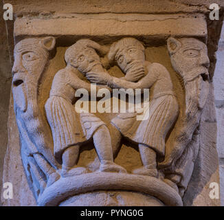 Anzy-le-Duc, France - 1 août 2018 : capitale d'un pilier dans l'église de style roman historique d'Anzy le Duc, Saonne-et-Loire, France. Banque D'Images