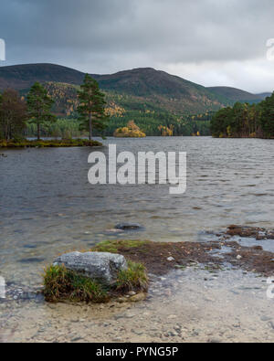 Loch an Eilein, Rothiemurchus dans le parc national de Cairngorm dans les Highlands écossais. Prise à l'automne que le soleil est sur le point d'établir. Banque D'Images