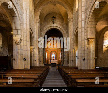 Anzy-le-Duc, France - 1 août 2018 : Historique de l'intérieur église romane de Anzy le Duc avec bancs en bois et des piliers avec des chapiteaux, Saonne-e Banque D'Images