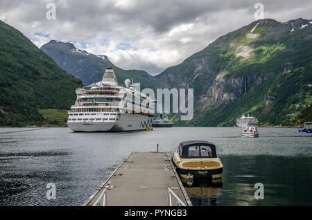 Scène d'été du pittoresque port de Geiranger, ouest de la Norvège. Vue du Sunnylvsfjorden colorés fjord. Concept de déplacement arrière-plan. Style artistique poster Banque D'Images