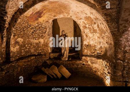 Anzy-le-Duc, France - 1 août 2018 : Crypt avec statue dans l'église de style roman historique d'Anzy le Duc, Saonne-et-Loire, France. Banque D'Images