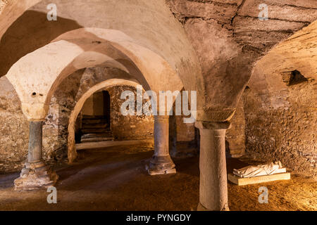 Anzy-le-Duc, France - 1 août 2018 : Crypt avec statue dans l'église de style roman historique d'Anzy le Duc, Saonne-et-Loire, France. Banque D'Images