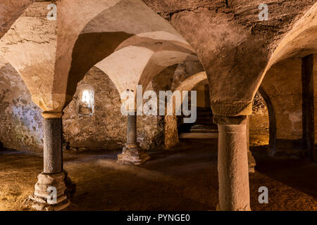 Anzy-le-Duc, France - 1 août 2018 : Crypt avec statue dans l'église de style roman historique d'Anzy le Duc, Saonne-et-Loire, France. Banque D'Images