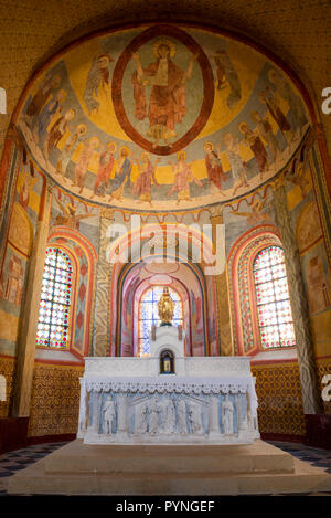 Anzy-le-Duc, France - 1 août 2018 : la fresque et de l'autel dans l'église de style roman historique d'Anzy le Duc, Saonne-et-Loire, France. Banque D'Images