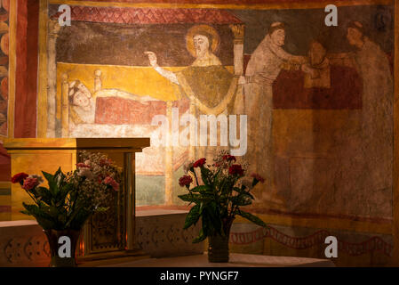 Anzy-le-Duc, France - 1 août 2018 : fresque historique dans l'église romane d'Anzy le Duc, Saonne-et-Loire, France. Banque D'Images