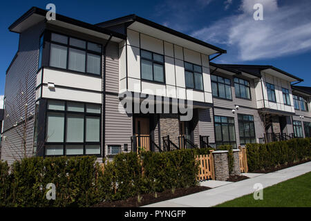 Façade extérieure d'une rangée de maisons urbaines modernes colorés.toute nouvelle construction maisons juste après sur le marché de l'immobilier Banque D'Images