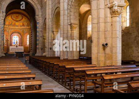 Anzy-le-Duc, France - 1 août 2018 : Historique de l'intérieur église romane de Anzy le Duc avec bancs en bois et des piliers avec des chapiteaux, Saonne-e Banque D'Images