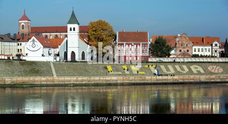 La vue panoramique de la vieille ville de Kaunas et peinture enfants le mot "Lituanie" sur un bord de l'eau par Neman River. Banque D'Images