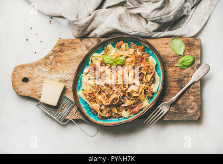 Repas de pâtes traditionnelles italiennes avec des tagliatelles à la bolognaise, composition horizontale Banque D'Images