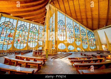 ROUEN, FRANCE - 03 septembre 2017 : l'intérieur de la célèbre église Jeanne Darc avec de beaux vitraux fenêtre sur la place du vieux marché à Rouen, ville France Banque D'Images