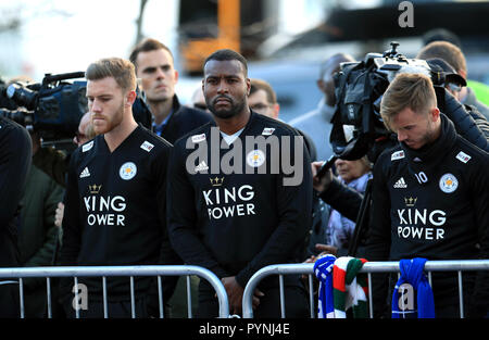 Leicester City's Wes Morgan (centre) rend hommage au président du club Srivaddhanaprabha Vichai, qui était parmi ceux qui ont tragiquement perdu la vie le samedi soir lorsqu'un hélicoptère transportant lui et quatre autres personnes s'est écrasé hors King Power Stadium. Banque D'Images