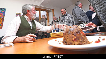 L'ancien leader du Sinn Fein Gerry Adams signe des exemplaires de son livre de recettes intitulé "Le Livre des négociateurs" à sa luanch à l'An Culturlann sur la Falls Road à Belfast. Banque D'Images