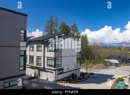 Développement de nouvelles maisons de Nice. Rangées de maisons en rangées côte à côte. Façade extérieure d'une rangée de maisons urbaines modernes colorés. Tout nouveau jus maisons Banque D'Images
