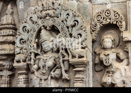 Des sculptures complexes des divinités hindoues et histoires Puranique de Belur et Halebid temple prémisse. Belur, Karnataka, Inde. Banque D'Images