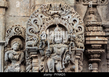 Des sculptures complexes des divinités hindoues et histoires Puranique de Belur et Halebid temple prémisse. Belur, Karnataka, Inde. Banque D'Images