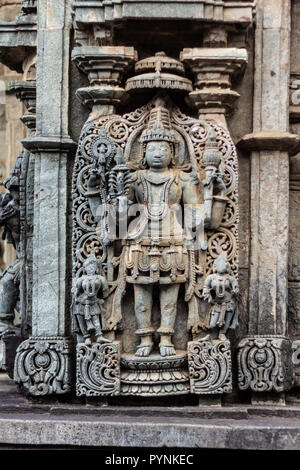 Des sculptures complexes des divinités hindoues et histoires Puranique de Belur et Halebid temple prémisse. Belur, Karnataka, Inde. Banque D'Images