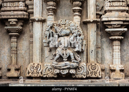 Des sculptures complexes des divinités hindoues et histoires Puranique de Belur et Halebid temple prémisse. Belur, Karnataka, Inde. Banque D'Images