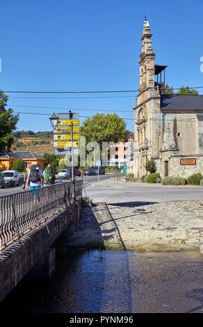 Pèlerins marcher le chemin de Compostelle par le Santuario de Quinta Angustia à Cacabelos. Castilla y León, Espagne. Banque D'Images