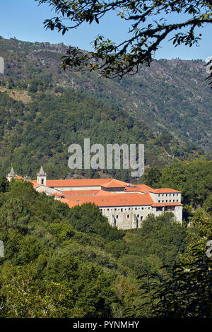 Monasterio de Santo Estevo (aujourd'hui un Parador) dans la vallée du río Sil. La Galice, Espagne. Banque D'Images