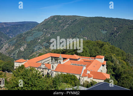 Monasterio de Santo Estevo (aujourd'hui un Parador) dans la vallée du río Sil. La Galice, Espagne. Banque D'Images