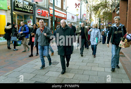 L'archevêque de Canterbury, Justin Welby (centre) avec Stephen Ramshaw (centre gauche) de l'église tandis que l'Armée sur une marche de prière par Chatham High Street, dans le Kent, au cours de sa visite au diocèse de Rochester. Banque D'Images