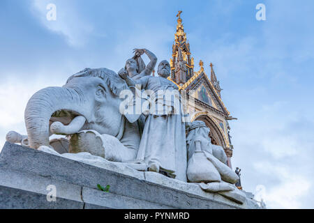 Sculpture allégorique au coin du Albert Memorial représentant l'Asie, Londres, Angleterre Banque D'Images