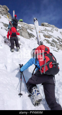 Plusieurs randonneurs grimper et franchir un grand glacier dans les Alpes Suisses près de Disentis sur leur façon d'une crête de montagne à distance sur un magnifique w Banque D'Images