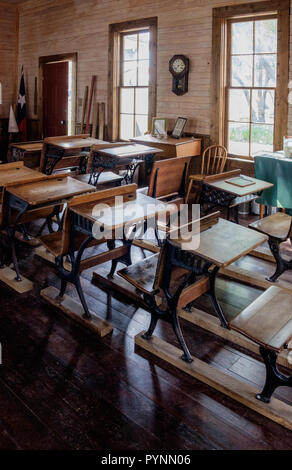 Vintage de classe dans une ancienne école de rang avec un bureau et des chaises en bois rustique. Wilmeth Schoolhouse, Chestnut Square, McKinney au Texas. portrait Banque D'Images