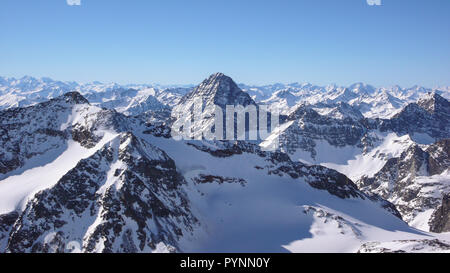 Superbe paysage de montagne d'hiver avec le célèbre Piz Linard dans les Alpes Suisses Banque D'Images