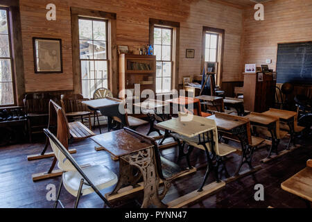 Vintage de classe dans une ancienne école de rang avec un bureau et des chaises en bois rustique. Wilmeth Schoolhouse, Chestnut Square, McKinney au Texas. Banque D'Images