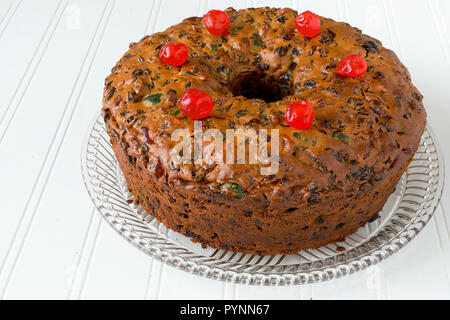 Gâteau aux fruits faits maison sur un plateau en verre. Banque D'Images