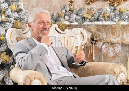 Portrait d'un certain senior businessman sitting in chair Banque D'Images