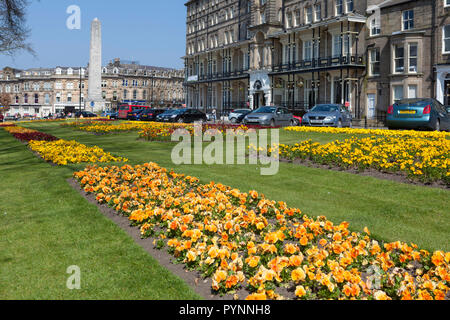 Perspective des jardins et le Monument commémoratif de guerre dans le centre de Harrogate dans le Yorkshire du Nord Banque D'Images