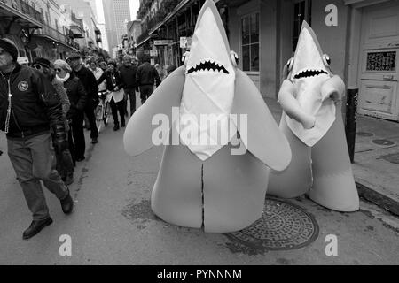 Les images en noir et blanc de danseuses des requins, St Ann's Parade, Quartier français, la Nouvelle Orléans, Louisiane, USA. Banque D'Images