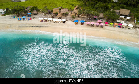 Vue aérienne de la plage Atuh bay avec parasol et barres de bois dans l'île de Nusa Penida, Bali, Indonésie Banque D'Images