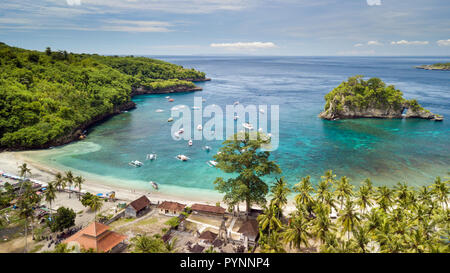 Vue aérienne de la côte et Crystal bay beach, Nusa Penida island, Indonésie Banque D'Images