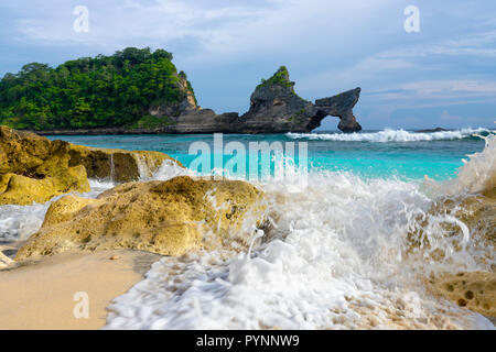 Éclaboussures des vagues sur la plage, dans la Atuh Nusa Penida Island près de Bali, Indonésie Banque D'Images