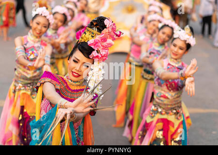 BANGKOK, THAÏLANDE, le 17 janvier 2018 : Groupe de femmes ses danseurs en vêtements traditionnels lors d'un spectacle de danse à la Thaïlande tourisme festival à th Banque D'Images