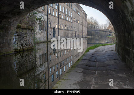 Le Leeds Liverpool Canal et les bâtiments de la Brasserie The Elmora (maintenant l'hébergement pour les étudiants de l'université Leeds Beckett)) Banque D'Images