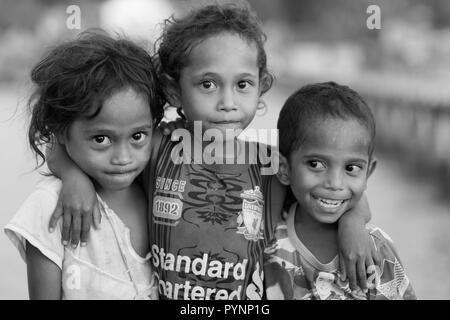 TUNGU VILLAGE, îles Aru, Indonésie, 06 décembre 2017 : Noir et blanc portrait d'enfants dans le village Tungu, îles Aru, Papouasie, Indonésie. Banque D'Images