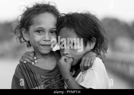 TUNGU VILLAGE, îles Aru, Indonésie, 06 décembre 2017 : Noir et blanc portrait de deux soeurs dans le village Tungu, îles Aru, Papouasie, Indonésie Banque D'Images